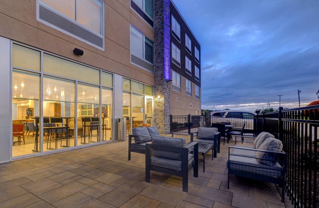 Holiday Inn Express & Suites Grand Rapids South - Wyoming by IHG