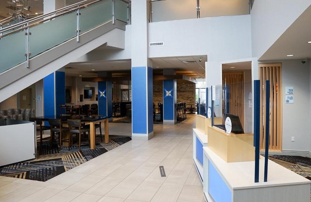 Holiday Inn Express & Suites - Aurora Medical Campus by IHG