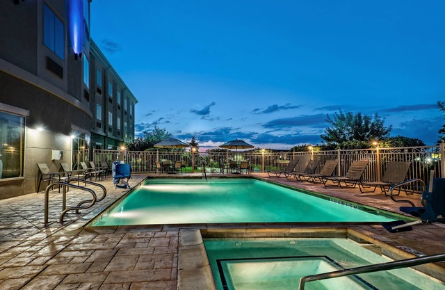 Holiday Inn Express & Suites Cotulla by IHG