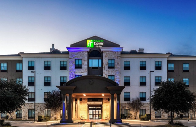 Holiday Inn Express & Suites Del Rio by IHG