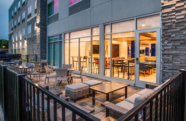 Holiday Inn Express & Suites Denton South by IHG
