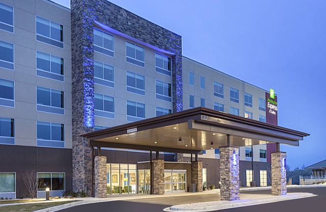 Holiday Inn Express & Suites Hudson I-94 by IHG