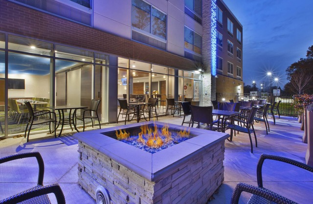 Holiday Inn Express Grand Rapids Airport North by IHG