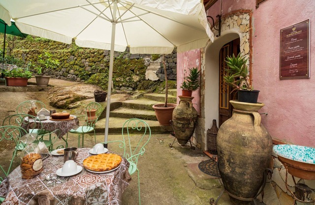 Holiday Home 'Casetta Ebraica' with Mountain View, Balcony and Wi-Fi