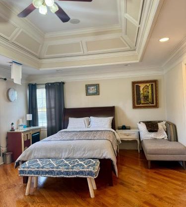 Holiday Room with Private Bathroom in ATL, Summerhill, Stairs Required