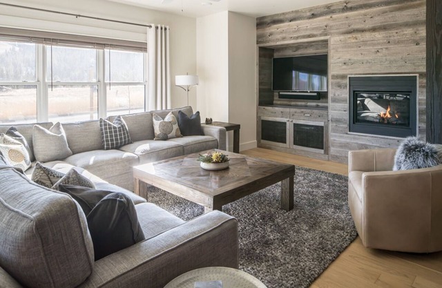 Holiday Stays Available! Modern Townhouse Near Town Center with a Private Hot Tub
