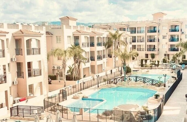 HolidayHome-Sleeps4-Poolside-Close Local Amenities