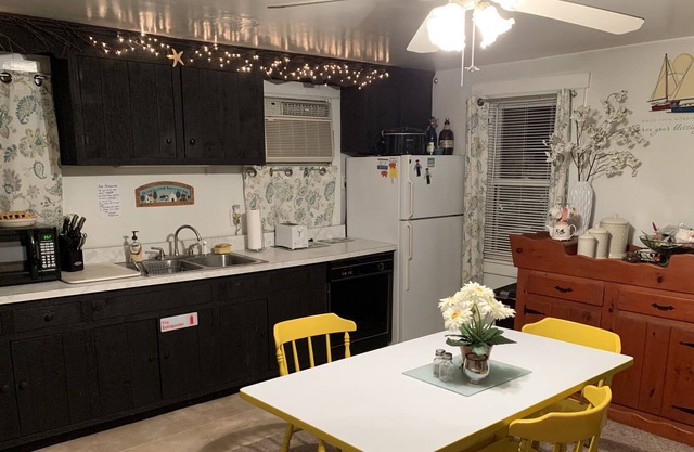 Holly's Haven Apt in Amish country with deck/BBQ/one mile from attractions!