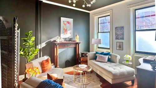 Hollywood Glam Themed Manor with Sauna for 12-People