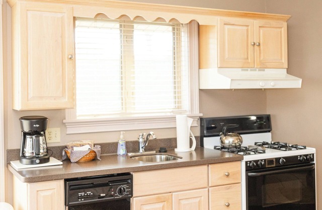 Holmes with a View: Stunning Scenic Valley Overlooking Amish Country -Suite 1