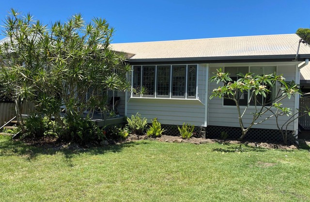 Home 100 steps from the beach through the reserve, Suffolk Park. Pet friendly!