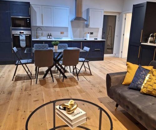 Home at Highgrove - Private Garden & Parking