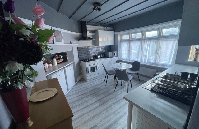 Home Away From Away. Charming 2-bedroom apartment in wonderful Croydon with WiFi