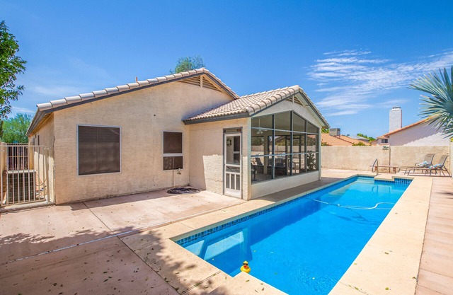 Home away from home! 1 King 1 Queen 2 twins with a non-heated private pool!