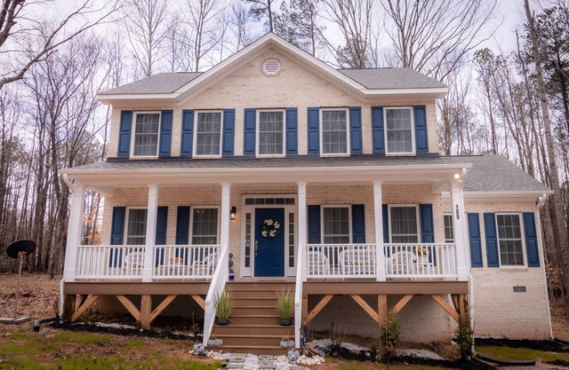 HOME AWAY FROM HOME/2 -story modern farmhouse at Lake Gaston /HOT TUB AUG 1