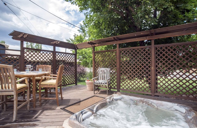 Home Away From Home, backyard Oasis, walk to dwtn, Hot Tub, 25mi. to Aspen