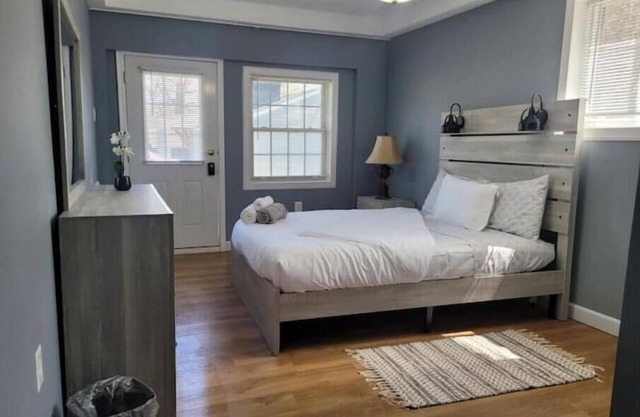 Home away home 3 bedroom, 3 queen bed - located 7 mile away from Washington DCn