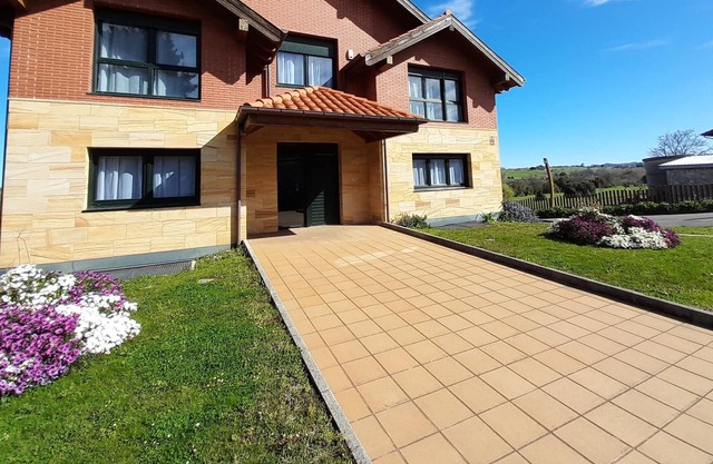 Home in Elechas · 5 bedrooms · 9 beds · 4.5 baths