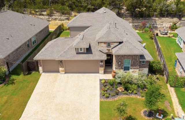 Home in gated community right off of 281, easy access to many attractions