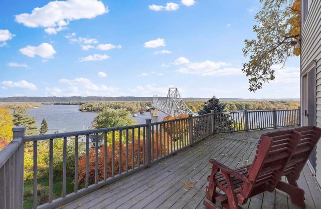 Home in quaint river town with awe-inspiring view of the beautiful Mississippi