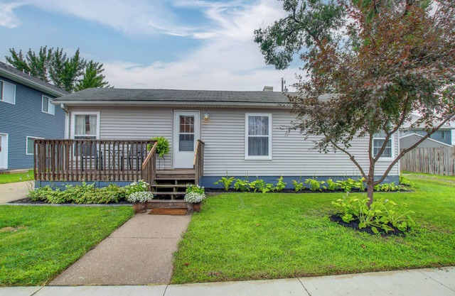 Home Near Kinnick, UI Health & Amish Country