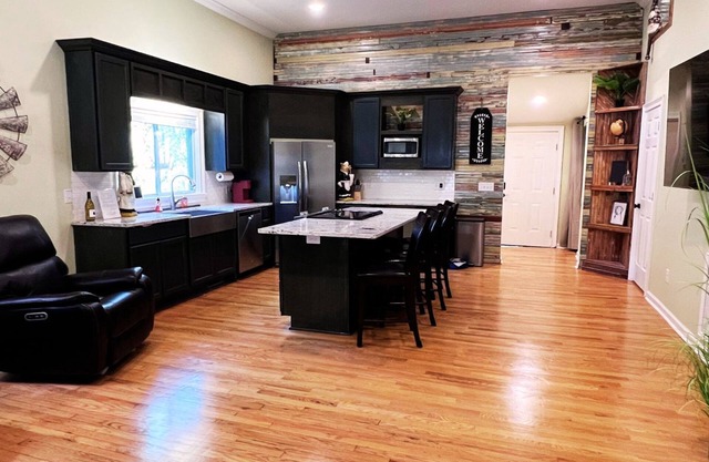 Home Near USC, Perfect for Families & Graduations - Deja Blues