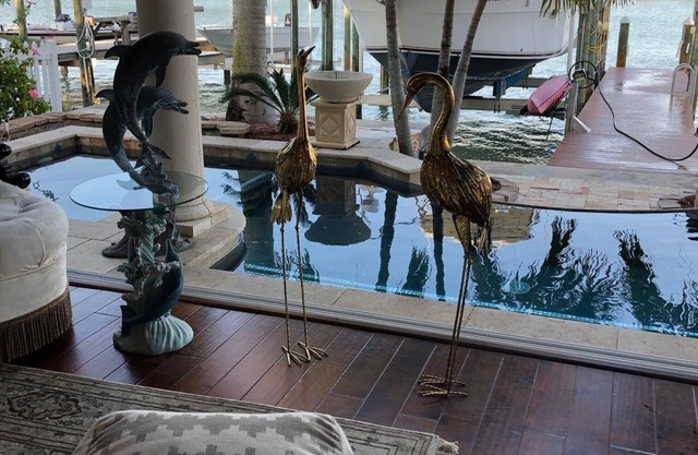 Home on the intercostal water way 2blocks from the beach