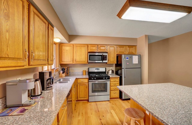 Home on the lake,, 10 min to downtown Saint Paul, 3 miles of paved trail access