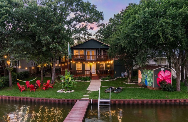 Home ON the lake w/dock, gameroom/firepit. 2 FULL bath, 2 KING beds