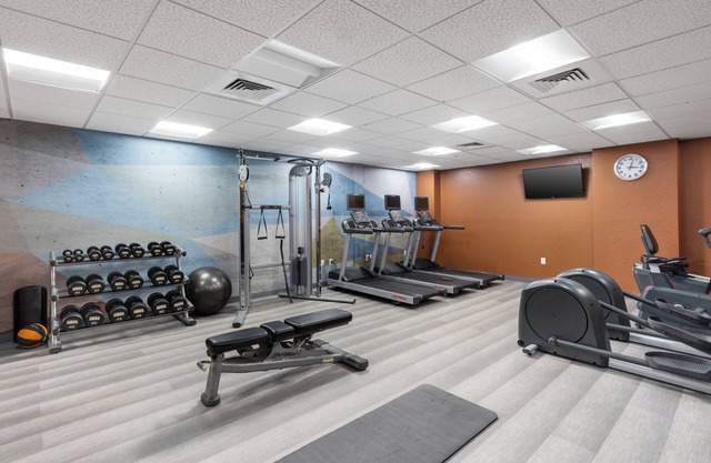 Home‑style Queen Studio w/Fitness, Pool & Disneyland Access! Shuttle Service