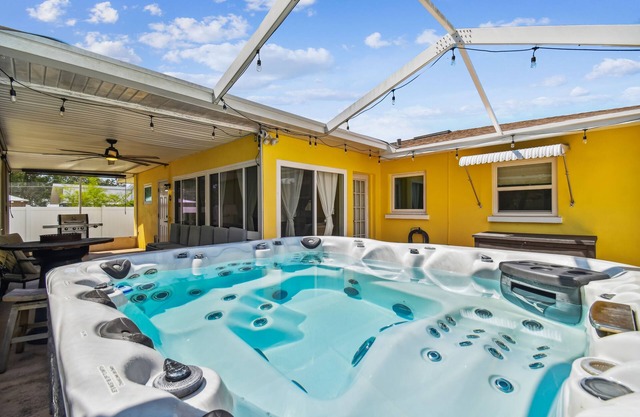 Home Sweet Home: Your Coastal Haven minutes from Dunedin & Clearwater Beach!