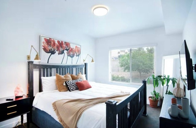 @home UrbanNest-Full Apt-Cozy King bed Pool-Hottub-Gym in enchanting SugarHouse