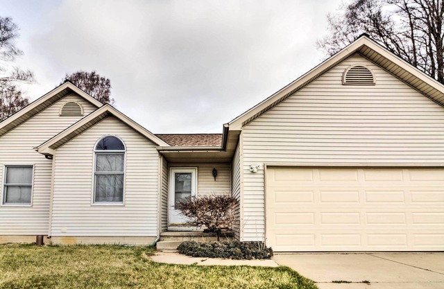 Home w/Bar - Mins to Olcott Lake & Wineries!