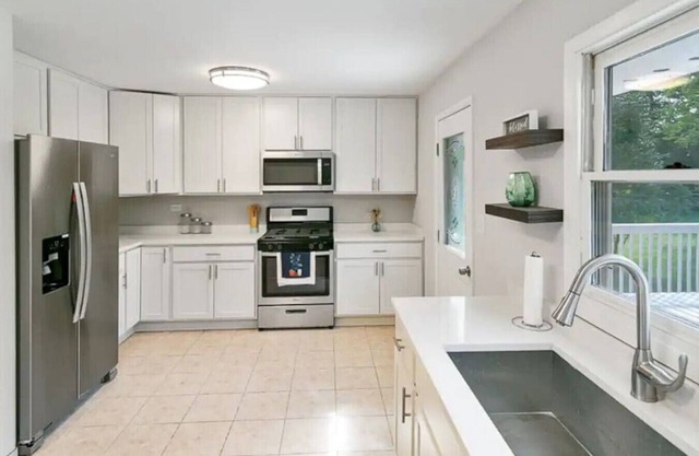Home W/Large Deck, Libertyville - Near Naval Base
