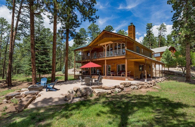 Home with Amazing Mountain Views on 8 acres - 20 Min to Dgo