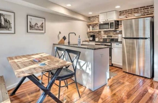 Home with garage parking & EV!Downtown Fleet Street Carriage House