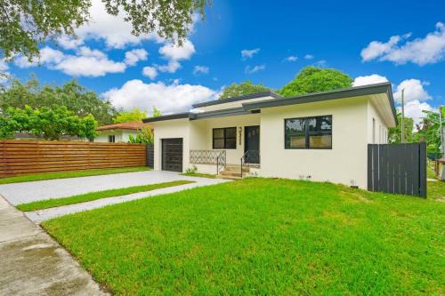 Home with Pool & Peacocks in Central Miami