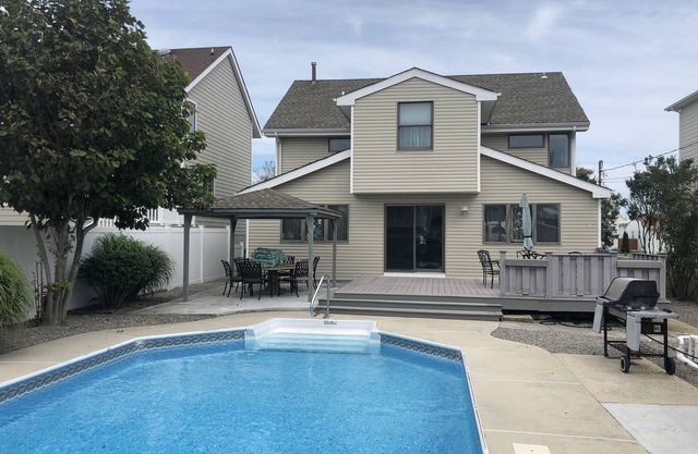 Home with IN-GROUND HEATED POOL best for large families 7 min walk to boardwalk