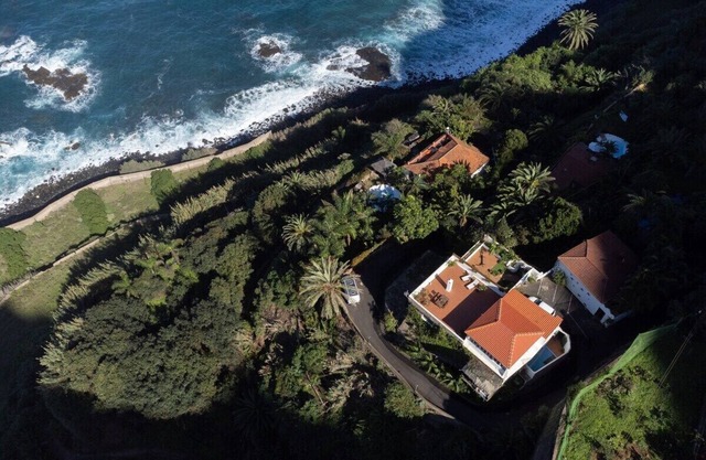 Home2Book Elegant Retreat: Pool & Nature Oasis