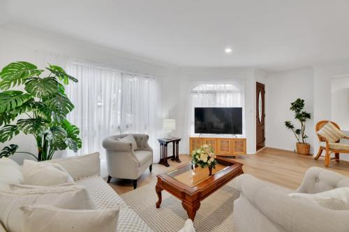 Homely 3-Bed Townhouse with Pool & Gym Access