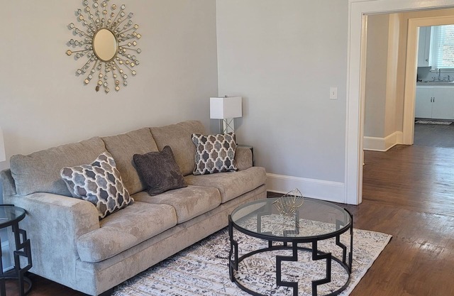 Homely Apt w/2 King Rooms, Porch - 10 Mins to DT!