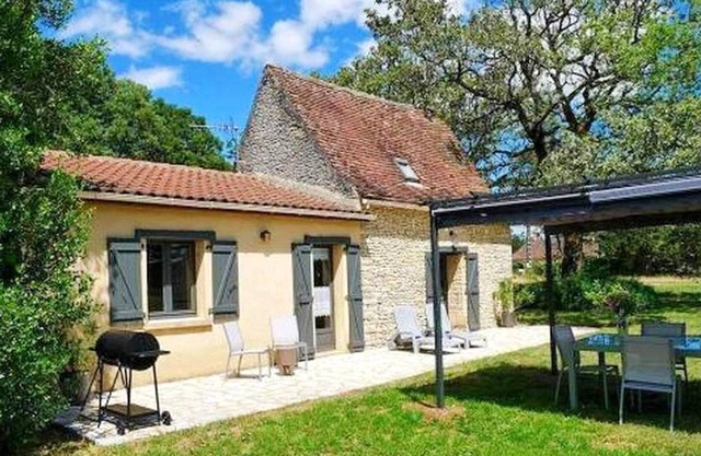 Homerez - Beautiful house for 5 ppl. with shared pool and terrace at Salviac