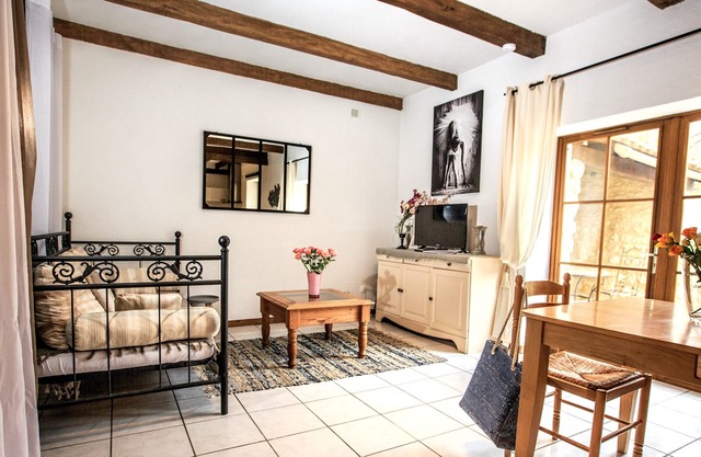 Homerez - House for 4 ppl. with shared pool and spa at Saint-Front-de-Pradoux