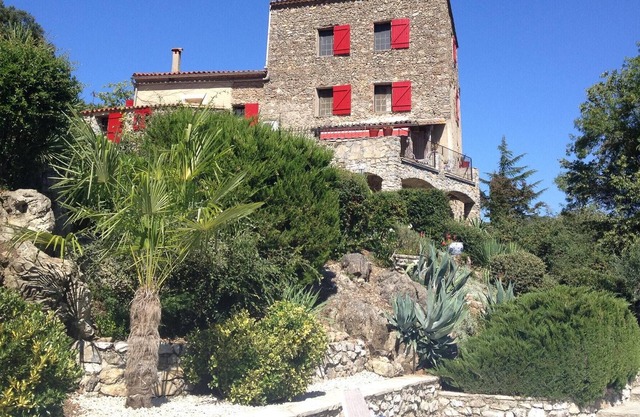 Homerez - Nice house for 8 ppl. with shared pool at Saint-Julien-de-la-Nef