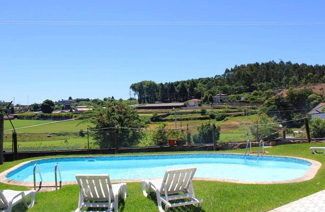 Homerez - House for 4 ppl. with shared pool, garden and balcony at Requião