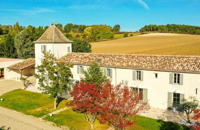 Homerez - House for 6 ppl. with shared pool, garden and terrace at Eymet