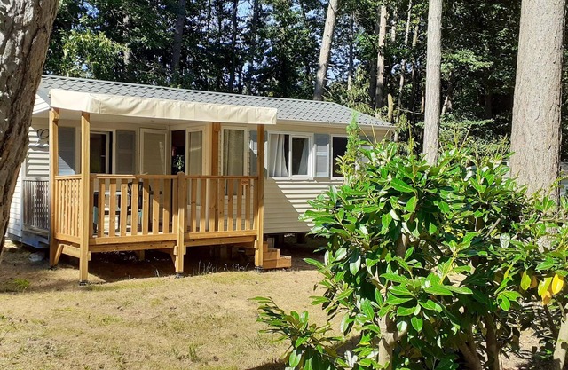 Homerez - Nice bungalow for 5 ppl. with shared pool and terrace at Saint-Chéron