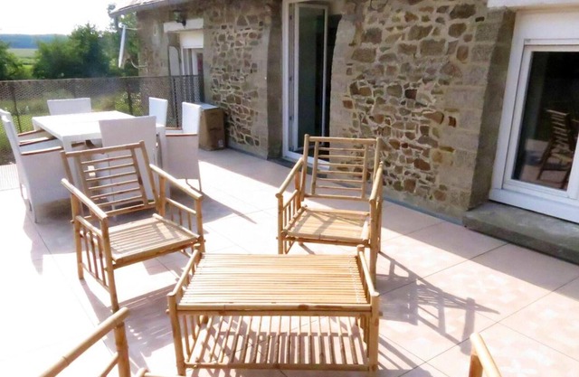 Homerez - Nice house for 6 ppl. with swimming-pool and garden at Roz-Landrieux