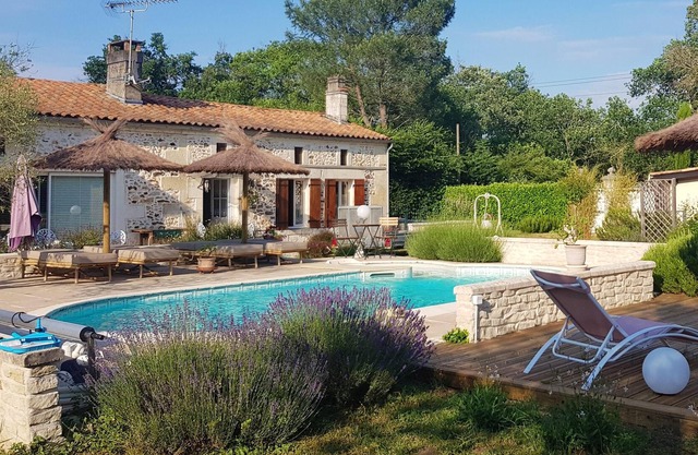 Homerez - Nice house for 3 ppl. with shared pool at Bussac-Forêt