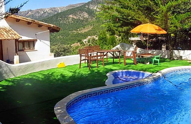 Homerez - Spacious Apartment in Yeste with Shared Pool